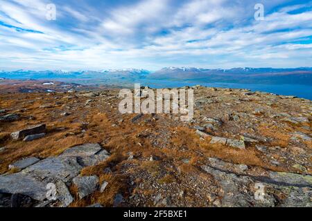 Paysage arctique sauvage profondément en Laponie suédoise. Jour ensoleillé, belles couleurs d'automne sur un sommet de Nuolja, Njulla montagne. Randonnée dans le parc national d'Abisko Banque D'Images