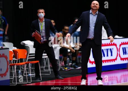 DEN Bosch, PAYS-BAS - MARS 25: Entraîneur Vedran Bosnic de Belfius Mons-Hainaut pendant le match de la coupe d'Europe de la FIBA entre Belfius Mons-Hainaut et Ared Banque D'Images