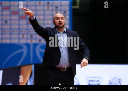 DEN Bosch, PAYS-BAS - MARS 25: Entraîneur Vedran Bosnic de Belfius Mons-Hainaut pendant le match de la coupe d'Europe de la FIBA entre Belfius Mons-Hainaut et Ared Banque D'Images