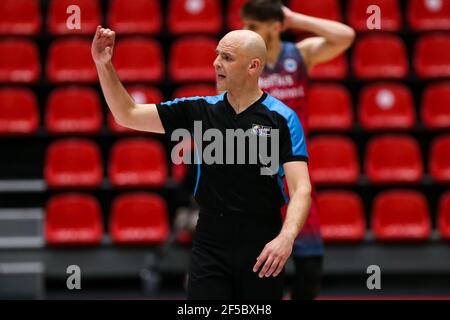 DEN Bosch, PAYS-BAS - MARS 25: Arbitre Gintaras Maciulis de Lituanie pendant le match de la coupe d'Europe FIBA entre Belfius Mons-Hainaut et Ared BMSLA Banque D'Images