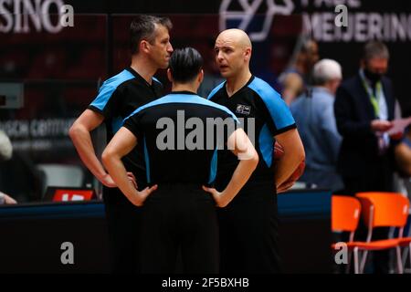 DEN Bosch, PAYS-BAS - MARS 25: Arbitre Petr Hrusa de la République tchèque et arbitre Gintaras Maciulis de Lituanie pendant le pari de la coupe de l'Europe FIBA Banque D'Images