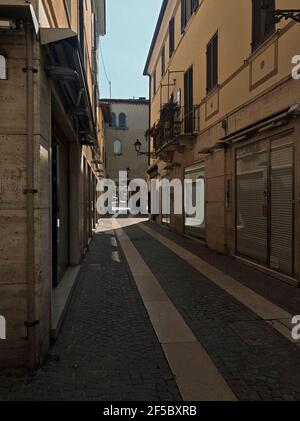 Bardolino, Italie. 25 mars 2021. Une rue centrale dans la ville de Bardolino, au lac de Garde en Italie NOR-eux, quelques kilomètres de Vérone, le midi (11, 40 cet), pendant le confinement en Italie à la troisième vague de l'épidémie de Covid-19. À Bardolino, Italie, 25 mars 2021. Credit: ALEJANDRO SALA/Alamy Live News Banque D'Images