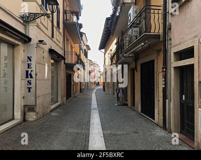 Bardolino, Italie. 25 mars 2021. Vue sur la Piazza Mateotti UNE rue au centre ville de Bardolino, près de Vérone à midi, le cinquième jour du printemps. Les rues sont désertiques, les queues, le bar, les restaurants fermés pendant la troisième vague de l'épidémie de Covid-19. Le verrouillage local de plus en plus répandu, amènera une grande partie de l'Italie dans les zones rouges. À Bardolino, Italie, 25 mars 2021. Credit: ALEJANDRO SALA/Alamy Live News Banque D'Images