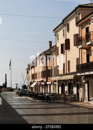 Bardolino, Italie. 25 mars 2021. Vue le long de la Piazza Giacomo Matteotti rue principale dans la ville de Bardolino à midi, au lac de Garde, ni-eux Italie. Bardolino est célèbre pour la culture du vin rouge homonyme connu dans le monde entier avec un patrimoine historique dont les murs anciens, les nombreuses églises et villas de l'époque vénitienne témoignent. Chaque année, un millier de touristes arrivent au printemps, aujourd'hui le cinquième jour du printemps. Ses rues sont vides, pendant la troisième vague de l'épidémie de Covid-19. Le nouveau Lockdown a commencé il y a 17 jours (8 mars) en Italie. Credit: ALEJANDRO SALA/Alamy Live News Banque D'Images