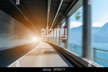 Conduite à grande vitesse de la voiture avant dans le tunnel. Concept de flou de mouvement Banque D'Images