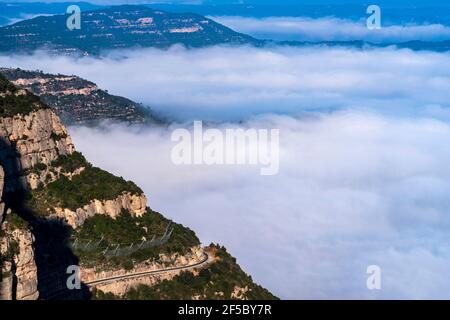 Montagne et basilique de Montserrat, vue aérienne du centre de la Catalogne, région de Manresa, Barcelone, Catalogne, Espagne. Banque D'Images