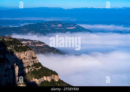 Montagne et basilique de Montserrat, vue aérienne du centre de la Catalogne, région de Manresa, Barcelone, Catalogne, Espagne. Banque D'Images