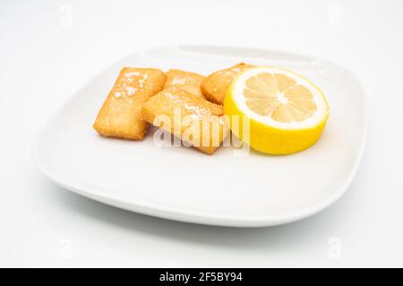 Panelle sicilienne traditionnelle sur le plat. Cuisine de rue sicilienne typique. Arrière-plan blanc. Banque D'Images