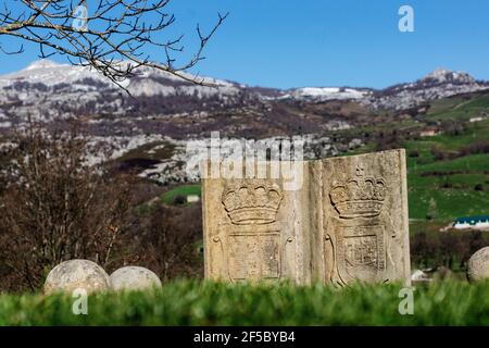 Vue sur le bouclier en pierre de Gandara à Cantabrie, nord de l'Espagne, avec des montagnes enneigées en arrière-plan Banque D'Images