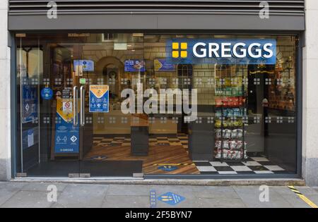 Boulangerie britannique Greggs vu dans le centre de Londres, Dowgate Hill. Banque D'Images