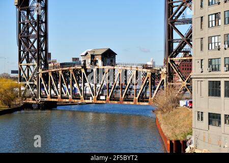 Chicago, Illinois, États-Unis. Le vénérable Canal Street Railroad Bridge de Chicago au-dessus de la branche sud de la rivière Chicago. Banque D'Images