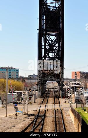 Chicago, Illinois, États-Unis. Le vénérable Canal Street Railroad Bridge de Chicago au-dessus de la branche sud de la rivière Chicago. Banque D'Images