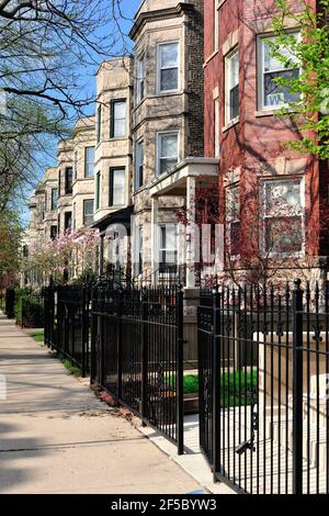 Chicago, Illinois, États-Unis. Des immeubles d'appartements ou une structure plate bordent un immeuble de la ville dans le quartier de Wrigleyville. Banque D'Images