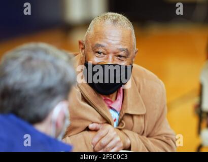 St. Louis, États-Unis. 25 mars 2021. L'ancien arrêt court des Cardinals de Saint-Louis et membre du National Baseball Hall of Fame Ozzie Smith, parle avec un fan pendant qu'il attend dans une zone d'observation, après avoir reçu la vaccination Johnson and Johnson COVID-19 au St. Louis Community College de Forest Park à St. Louis le jeudi 25 mars, 2021. La vaccination de masse a été en mesure de mettre 3000 injections dans les bras en huit heures. Photo par Bill Greenblatt/UPI crédit: UPI/Alay Live News Banque D'Images