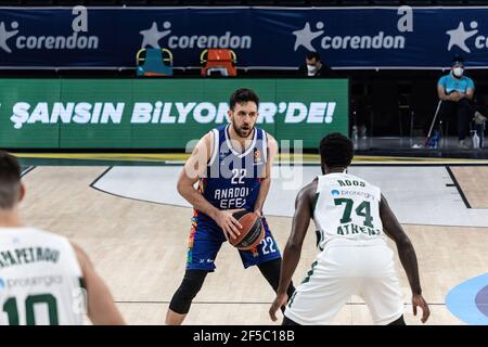 #22 Vasilije Micic d'Anadolu Efes Istanbul joue contre Panathinaikos OPAP Athènes dans le Round 31 de la saison régulière EuroLeague 2020/2021 de Turkish Airlines à Sinan Erdem Sports Arena. (Note finale; Anadolu Efes Istanbul 85:65 Panathinaikos OPAP Athènes) Banque D'Images