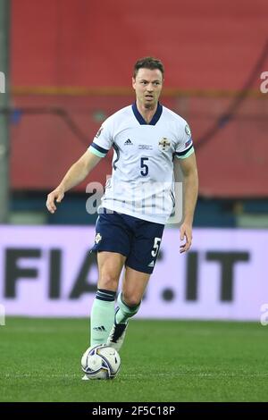 Parme, Italie. Mars 25 2021: Jonny Evans (Irlande du Nord) lors du match de qualification de la Fifa 'coupe du monde Qatar 2022' entre l'Italie 2-0 Irlande du Nord au stade Ennio Tardini le 25 mars 2021 à Parme, Italie. Credit: Maurizio Borsari/AFLO/Alay Live News Banque D'Images