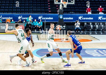 Istanbul, Turquie. 25 mars 2021. #11 Mario Hezonja de Panathinaikos OPAP Athènes joue contre Anadolu Efes Istanbul dans le Round 31 de la saison régulière EuroLeague 2020/2021 de Turkish Airlines à Sinan Erdem Sports Arena. (Note finale; Anadolu Efes Istanbul 85:65 Panathinaikos OPAP Athènes) (photo de Nicholas Muller/SOPA Images/Sipa USA) crédit: SIPA USA/Alay Live News Banque D'Images