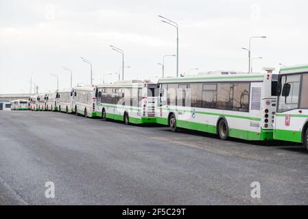 Moscou. Russie. Printemps 2020. Beaucoup de bus verts de Moscou sont garés dans le parking. Banque D'Images