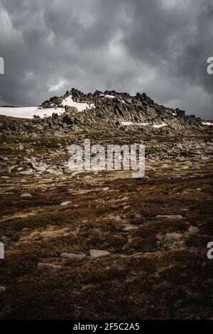 Vue imprenable sur les montagnes, vue sur la piste de marche de Kosciuszko dans le parc national de Kosciuszko. Banque D'Images