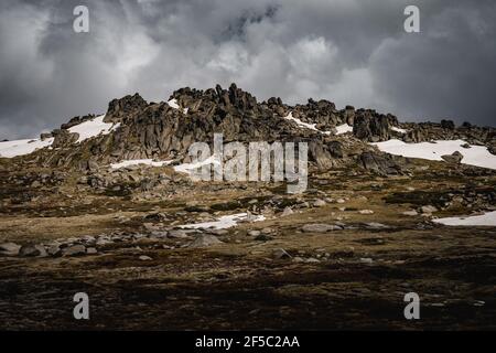 Vue imprenable sur les montagnes, vue sur la piste de marche de Kosciuszko dans le parc national de Kosciuszko. Banque D'Images