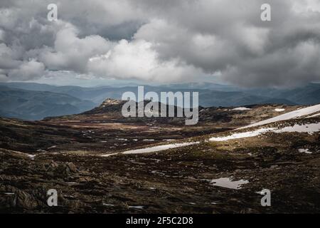 Vue imprenable sur les montagnes, vue sur la piste de marche de Kosciuszko dans le parc national de Kosciuszko. Banque D'Images