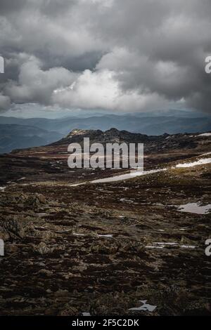 Vue imprenable sur les montagnes, vue sur la piste de marche de Kosciuszko dans le parc national de Kosciuszko. Banque D'Images