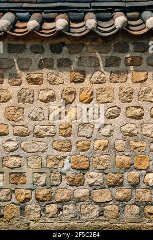 Mur de pierre traditionnel coréen au sanctuaire Jongmyo à Séoul, en Corée Banque D'Images