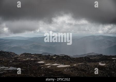 Vue imprenable sur les montagnes, vue sur la piste de marche de Kosciuszko dans le parc national de Kosciuszko. Banque D'Images