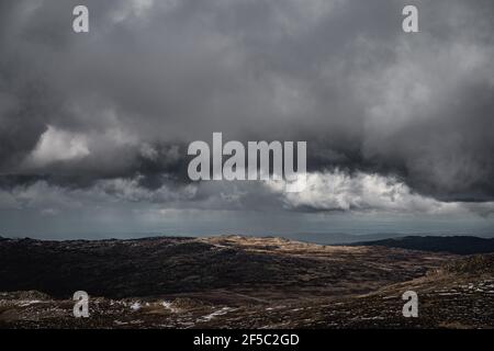 Vue imprenable sur les montagnes, vue sur la piste de marche de Kosciuszko dans le parc national de Kosciuszko. Banque D'Images