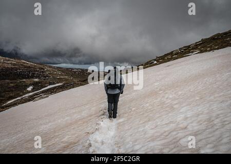 Randonnée dans la neige sur le mont Kosciuszko dans le Kosciuszko Parc national Banque D'Images