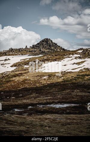 Vue imprenable sur les montagnes, vue sur la piste de marche de Kosciuszko dans le parc national de Kosciuszko. Banque D'Images