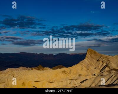 Le paysage magnifique de la région des badlands près de Zabriskie point dans le parc national de la Vallée de la mort, Californie, Etats-Unis Banque D'Images