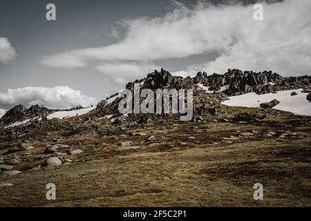 Vue imprenable sur les montagnes, vue sur la piste de marche de Kosciuszko dans le parc national de Kosciuszko. Banque D'Images