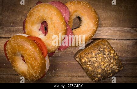 Une sélection de délicieux bagels - vue de haut en bas Banque D'Images