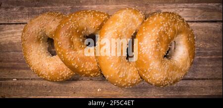 Bagels fraîchement préparés sur une table en bois Banque D'Images