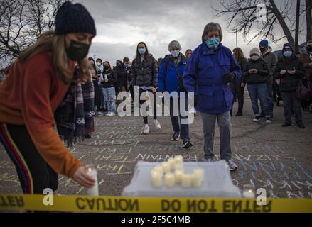 Boulder, États-Unis. 25 mars 2021. Lors d'une veillée, les fauteurs ramassent des bougies pour les victimes d'une fusillade dans un magasin d'alimentation King Soopers où 10 personnes, dont un policier, ont été tuées lundi, à Boulder, dans le Colorado, jeudi, 25 mars 2021. La police a déclaré qu'un suspect, identifié comme Ahmad Al Aliwi Alissa, était en garde à vue et inculpé de 10 chefs d'accusation de meurtre au premier degré. Photo de Bob Strong/UPI crédit: UPI/Alay Live News Banque D'Images