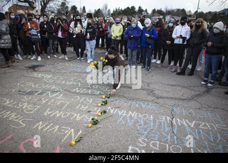 Boulder, États-Unis. 25 mars 2021. Une femme pose des roses jaunes sur le sol pendant une veillée pour les victimes d'une fusillade dans un magasin d'alimentation King Soopers où 10 personnes, y compris un policier, ont été tuées lundi, à Boulder, Colorado, le jeudi, 25 mars 2021. La police a déclaré qu'un suspect, identifié comme Ahmad Al Aliwi Alissa, était en garde à vue et inculpé de 10 chefs d'accusation de meurtre au premier degré. Photo de Bob Strong/UPI crédit: UPI/Alay Live News Banque D'Images