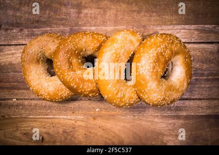 Bagels fraîchement préparés sur une table en bois Banque D'Images