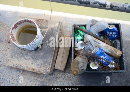 Los Ebanos, États-Unis . 25 mars 2021. Poubelle sur le pont d'un ferry tiré à la main sur la rivière Rio Grande entre le Texas et le Mexique. Le centre d'intérêt du comté de Hidalgo est une traversée de rivière depuis des siècles et le site du seul ferry à fonctionnement manuel aux États-Unis depuis 1950. Crédit : Bob Daemmrich/Alay Live News Banque D'Images