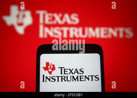 Dans cette illustration, le logo Texas instruments d'une société américaine de fabrication de semi-conducteurs est visible sur un smartphone et un écran de pc. Banque D'Images