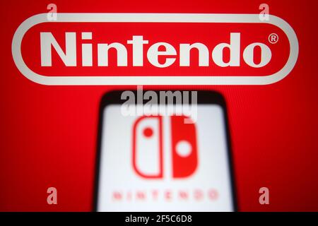 Ukraine. 25 mars 2021. Dans cette illustration, le logo Nintendo d'une entreprise japonaise de jeux vidéo et d'électronique grand public est visible sur un smartphone et un écran de pc. (Photo de Pavlo Gonchar/SOPA Images/Sipa USA) crédit: SIPA USA/Alay Live News Banque D'Images