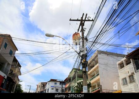 salvador, bahia, brésil - 27 janvier 2021: Un transformateur électrique est vu à côté des fils sur un poteau de réseau électrique dans la ville de Salvador. Banque D'Images