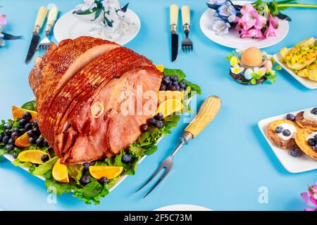 Jambon au miel pré-émincé sur la table de fête pour Pâques. Banque D'Images