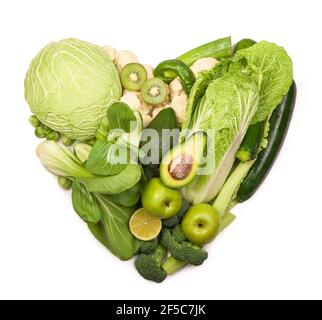 Forme de coeur par divers légumes avec espace de copie. Concombres, poivrons, courgettes pour la recette de salade Banque D'Images