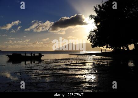 Lever du soleil à Vanuatu avec l'île d'Emao et un bateau de pêche silhoueté. Banque D'Images