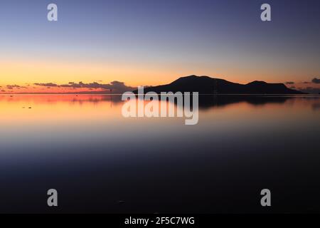 Coucher de soleil à Vanuatu avec l'île de Nguna silhouetté contre le ciel. Banque D'Images