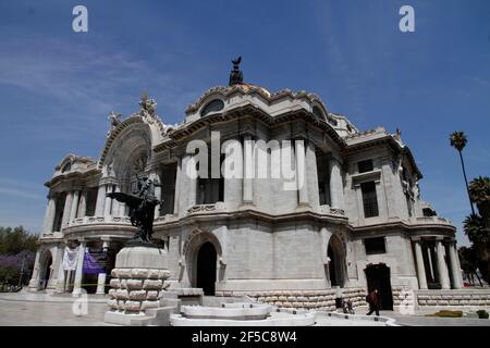 MEXICO, MEXIQUE - MARS 25: Le Palais des Beaux-Arts est le lieu le plus important du Mexique pour les arts. L'architecte italien Adamo Boari était en charge des défauts avec un style art nouveau à l'extérieur, a commencé sa construction en 1904 et a conclu en 1934. Le 25 mars 2021 à Mexico, Mexique crédit: Luis Barron/Eyepix Group/The photo Access Banque D'Images