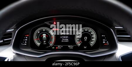 Gros plan d'un compteur de vitesse entièrement numérique dans une voiture. Tableau de bord numérique de la voiture. Détails du tableau de bord avec voyants. Tableau de bord de la voiture. Moderne ca Banque D'Images