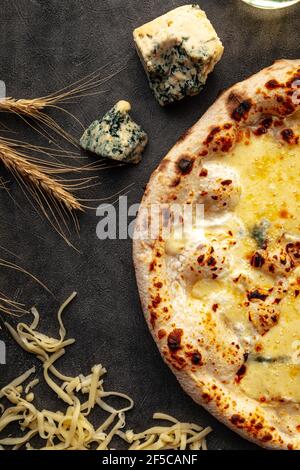 Pizza à quatre fromages Neopolitaine sur fond décoré Banque D'Images