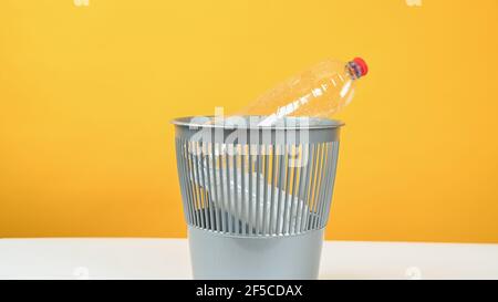 Les bouteilles en plastique sont jetées dans les poubelles. Photo de haute qualité Banque D'Images